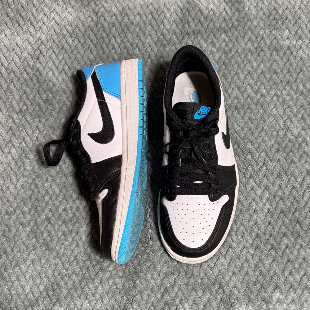 Nike Low Top Sneakers in White, Black & Carolina Blue